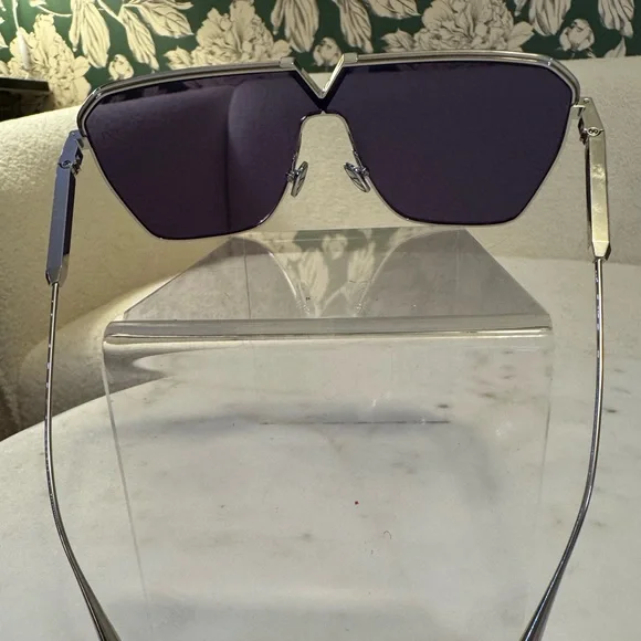 Valentino Limited Edition Sunglasses with Crossbody Bag  display picture 1